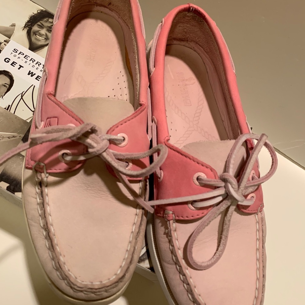 WOMEN’S SPERRY TOP-SIDER BOAT SHOES.